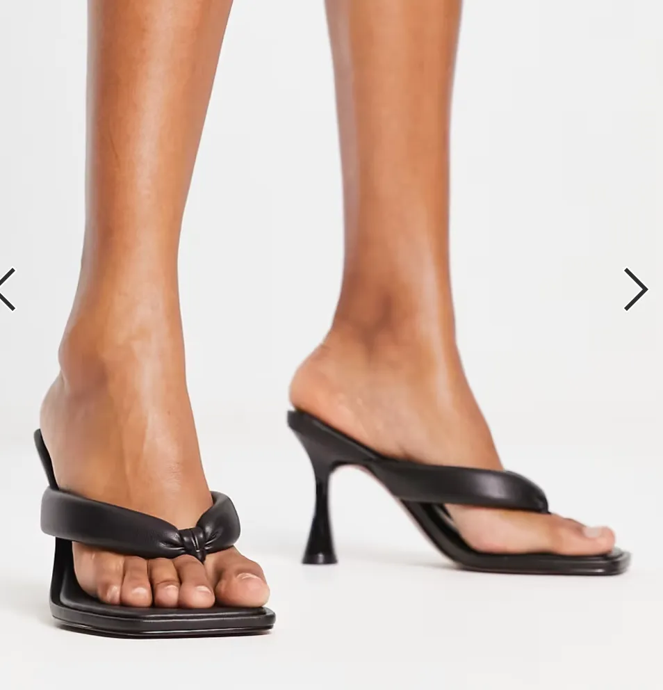 ASOS DESIGN HALLE PADDED TOE THONG HEELED SANDALS IN IN BLACK