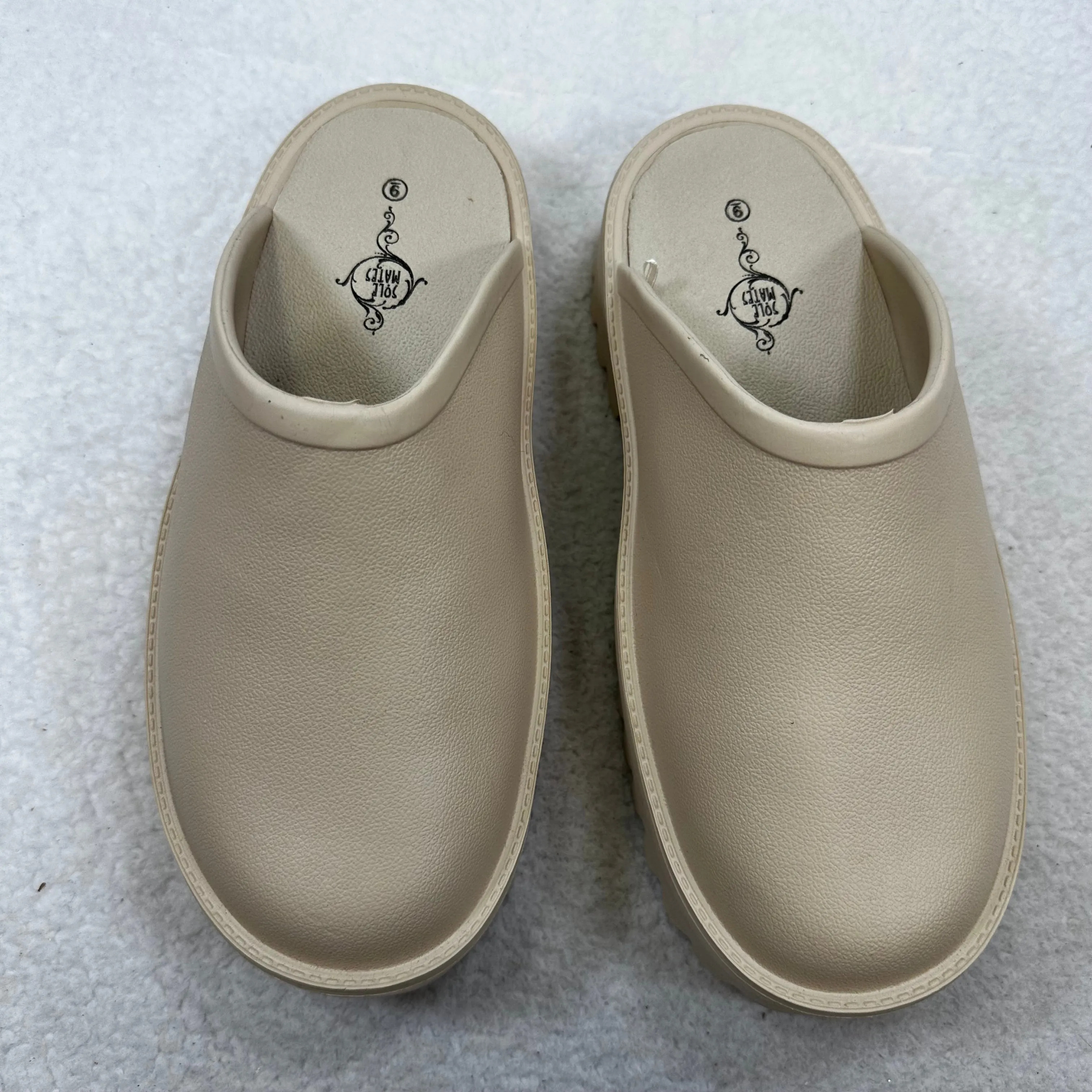 Shoes Flats Mule & Slide By Clothes Mentor In Beige, Size: 9